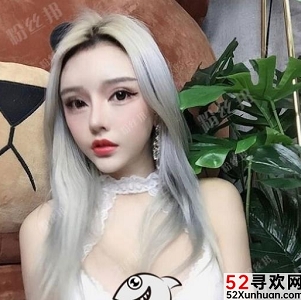 火辣泳装视频：鲨鱼女主播Lovely璐璐的独特声音和整容魅力