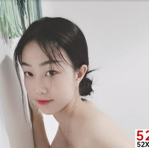 杭州女孩李子玥创作了一部关于谈恋爱和渣男的作品，她的身材和长相都非常出色。她的作品以视频和照片的形式呈现，展现